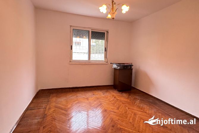 Shtepi ne shitje Apartament ne Tirane, 2+1, Mobilimi Bosh, pa mobiluar, Pagesa 100,999  Euro.