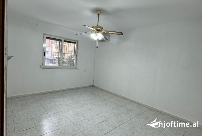 Shtepi ne shitje Apartament ne Tirane, 2+1, Mobilimi Bosh, pa mobiluar, Pagesa 100,999  Euro.