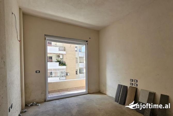 Shtepi ne shitje Apartament ne Tirane, 2+1, Mobilimi Bosh, pa mobiluar, Pagesa 273,087  Euro.