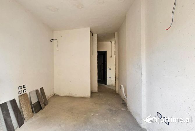 Shtepi ne shitje Apartament ne Tirane, 2+1, Mobilimi Bosh, pa mobiluar, Pagesa 273,087  Euro.