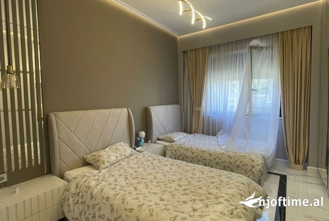 Shtepi ne shitje Duplex(shtepi me 2 kate) ne Tirane, 3+1, Mobilimi E mobiluar, Pagesa 450,001  Euro.
