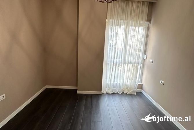 Shtepi ne shitje Apartament ne Tirane, 1+1, Mobilimi Bosh, pa mobiluar, Pagesa 178,099  Euro.
