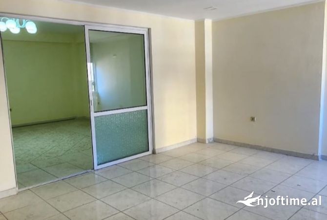 Shtepi ne shitje Apartament ne Tirane, 2+1, Mobilimi Bosh, pa mobiluar, Pagesa 265,077  Euro.