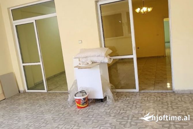 Shtepi ne shitje Apartament ne Tirane, 2+1, Mobilimi Bosh, pa mobiluar, Pagesa 265,077  Euro.