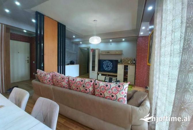 Shtepi me qera Apartament ne Tirane, 1+1, Mobilimi E mobiluar, Pagesa 901  Euro.