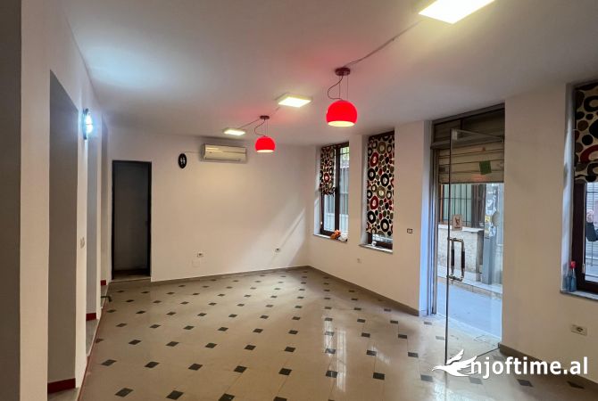 Jepet me qera Ambient Biznesi 500LEK Rruga e Durresit 