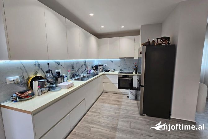 Shtepi ne shitje Penthose(kati i fundit panoramik) ne Tirane, 2+1, Mobilimi E mobiluar, Pagesa 215,003  Euro.