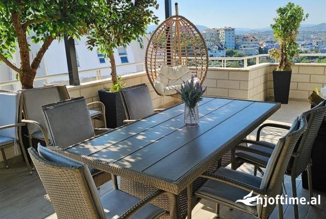 Shtepi ne shitje Penthose(kati i fundit panoramik) ne Tirane, 2+1, Mobilimi E mobiluar, Pagesa 215,003  Euro.