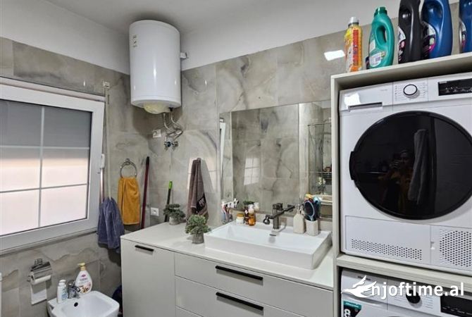 Shtepi ne shitje Penthose(kati i fundit panoramik) ne Tirane, 2+1, Mobilimi E mobiluar, Pagesa 215,003  Euro.