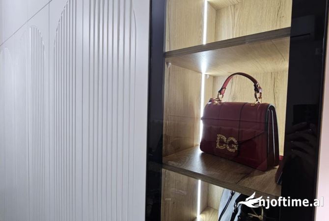 Shtepi ne shitje Penthose(kati i fundit panoramik) ne Tirane, 2+1, Mobilimi E mobiluar, Pagesa 215,003  Euro.