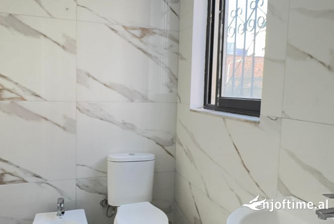 Shtepi ne shitje Apartament ne Tirane, 2+1, Mobilimi Bosh, pa mobiluar, Pagesa 179,066  Euro.