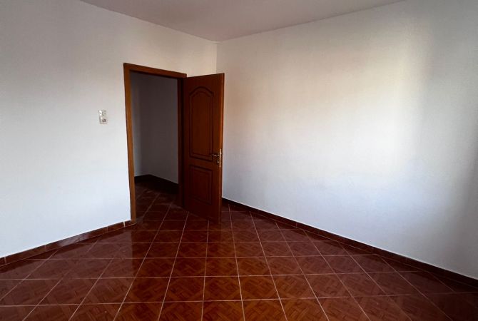 Shtepi ne shitje Apartament ne Tirane, 1+1, Mobilimi Bosh, pa mobiluar, Pagesa 67,001  Euro.