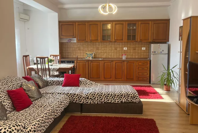 Shtepi ne shitje Apartament ne Tirane, 2+1, Mobilimi E mobiluar, Pagesa 135,000  Euro.