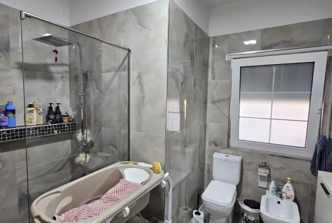 Shtepi ne shitje Apartament ne Tirane, 2+1, Mobilimi E mobiluar, Pagesa 215,007  Euro.