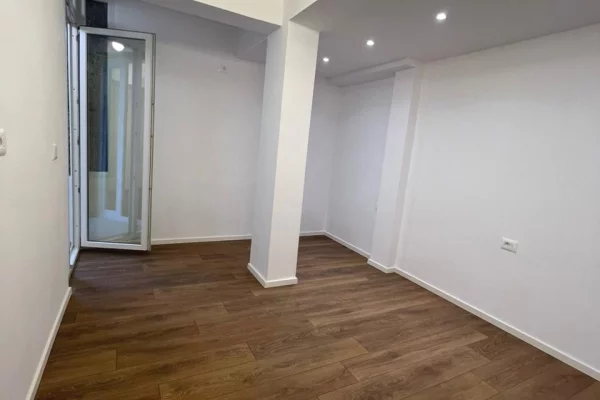 Shtepi ne shitje Apartament ne Tirane, 2+1, Mobilimi Bosh, pa mobiluar, Pagesa 118,003  Euro.