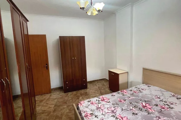 Shtepi ne shitje Apartament ne Tirane, 1+1, Mobilimi E mobiluar, Pagesa 75,001  Euro.