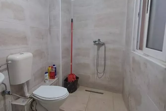 Shtepi me qera Apartament ne Tirane, 2+1, Mobilimi Pjeserisht e mobiluar, Pagesa 400  Euro.