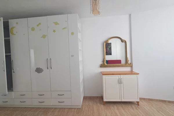 Shtepi me qera Apartament ne Tirane, 3+1, Mobilimi E mobiluar, Pagesa 600  Euro.