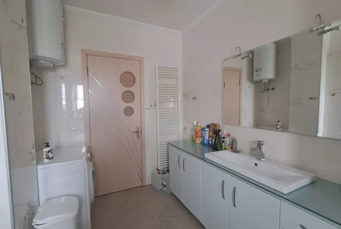 Shtepi ne shitje Apartament ne Tirane, 4+1, Mobilimi E mobiluar, Pagesa 210,000  Euro.