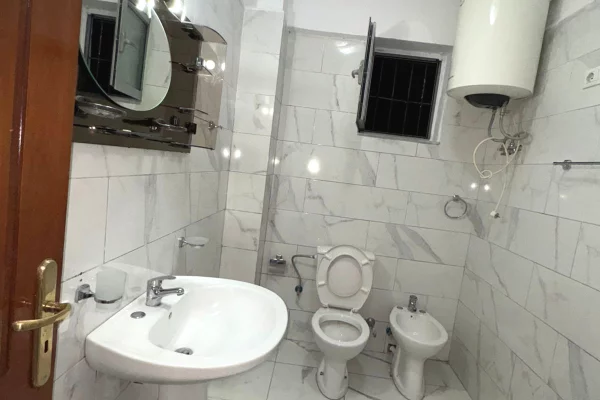 Shtepi me qera Shtepi Private ne Tirane, 1+1, Mobilimi E mobiluar, Pagesa 450  Euro.