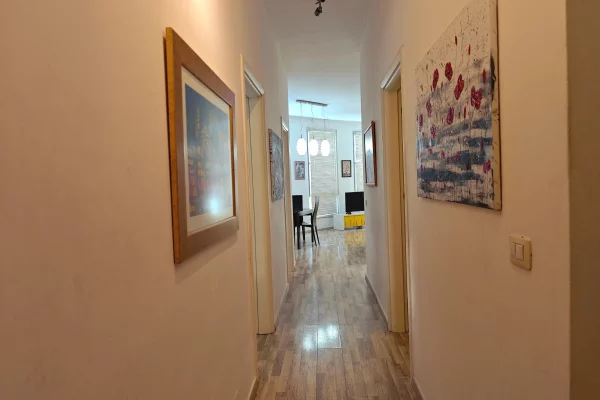 Shtepi me qera Apartament ne Tirane, 3+1, Mobilimi E mobiluar, Pagesa 700  Euro.