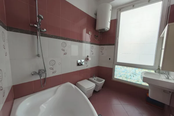 Shtepi me qera Apartament ne Tirane, 3+1, Mobilimi E mobiluar, Pagesa 700  Euro.