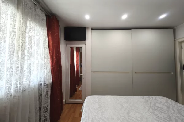 Shtepi ne shitje Apartament ne Tirane, 3+1, Mobilimi E mobiluar, Pagesa 300,000  Euro.