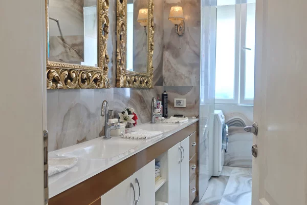 Shtepi ne shitje Apartament ne Tirane, 3+1, Mobilimi E mobiluar, Pagesa 300,000  Euro.