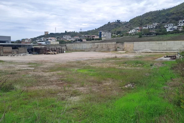 Truall ose Toke  ne Tirane - 2,000 Euro