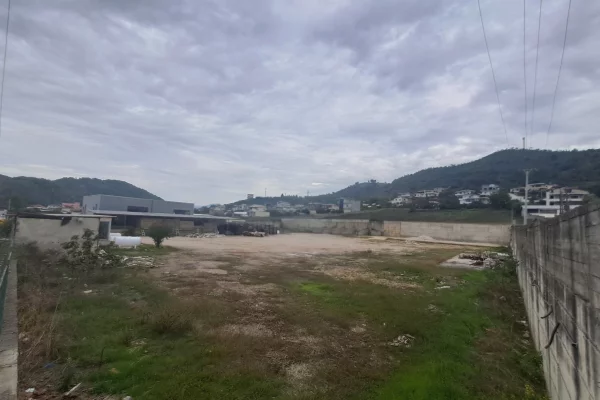 Truall ose Toke  ne Tirane - 2,000 Euro