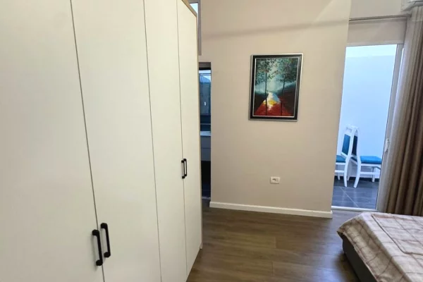 Shtepi ne shitje Apartament ne Tirane, 1+1, Mobilimi E mobiluar, Pagesa 98,000  Euro.