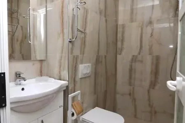 Shtepi ne shitje Apartament ne Durres, Garsoniere, Mobilimi E mobiluar, Pagesa 50,000  Euro.