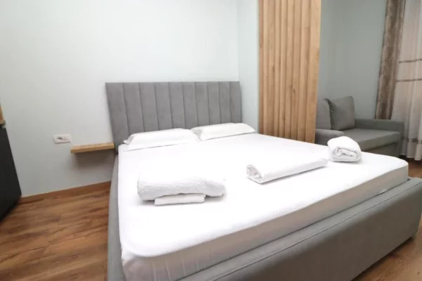 Shtepi ne shitje Apartament ne Durres, Garsoniere, Mobilimi E mobiluar, Pagesa 50,000  Euro.