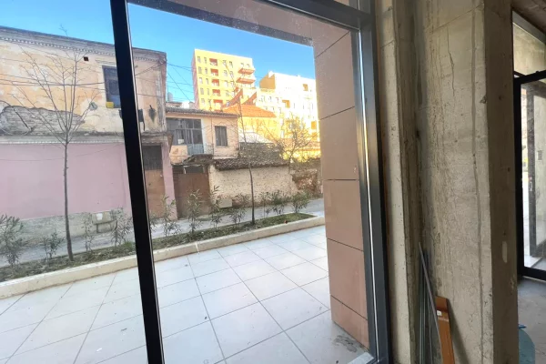 Ambiente Commerciale in Affitto 1+1 a Tirana - 2,500 Euro