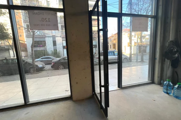 Ambiente Commerciale in Affitto 1+1 a Tirana - 2,500 Euro