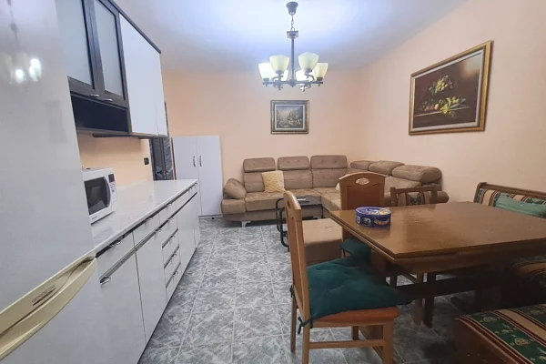 Shtepi me qera Apartament ne Tirane, 2+1, Mobilimi E mobiluar, Pagesa 550  Euro.