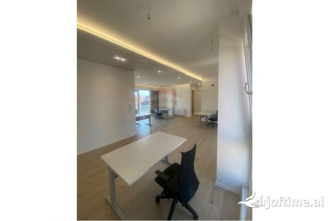 Ambient biznesi me qera 3+1 ne Tirane - 160,000 Leke
