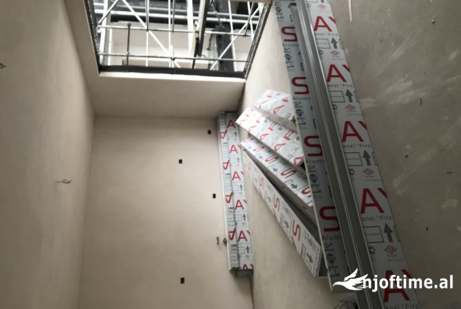 Shtepi ne shitje Apartament ne Tirane, 2+1, Mobilimi Bosh, pa mobiluar, Pagesa 185,000  Euro.