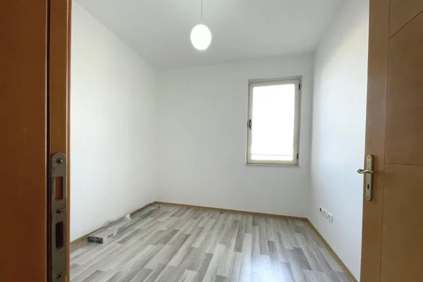 Shtepi ne shitje Apartament ne Tirane, 2+1, Mobilimi Bosh, pa mobiluar, Pagesa 128,000  Euro.