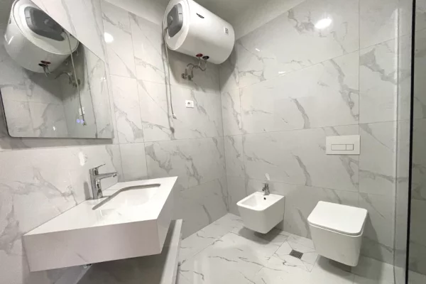 Shtepi ne shitje Apartament ne Tirane, 2+1, Mobilimi Bosh, pa mobiluar, Pagesa 128,000  Euro.