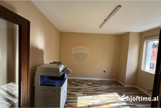 Ambient biznesi me qera 3+1 ne Tirane - 700 Euro