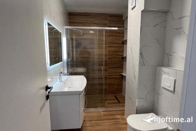 Shtepi ne shitje Apartament ne Tirane, 2+1, Mobilimi E mobiluar, Pagesa 128,000  Euro.