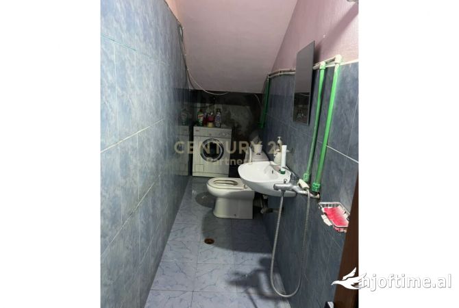 Shtepi ne shitje Shtepi Private ne Tirane, 2+1, Mobilimi E mobiluar, Pagesa 100,000  Euro.