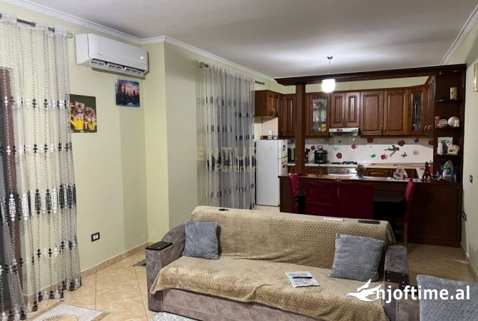 Shtepi ne shitje Shtepi Private ne Tirane, 1+1, Mobilimi E mobiluar, Pagesa 100,000  Euro.