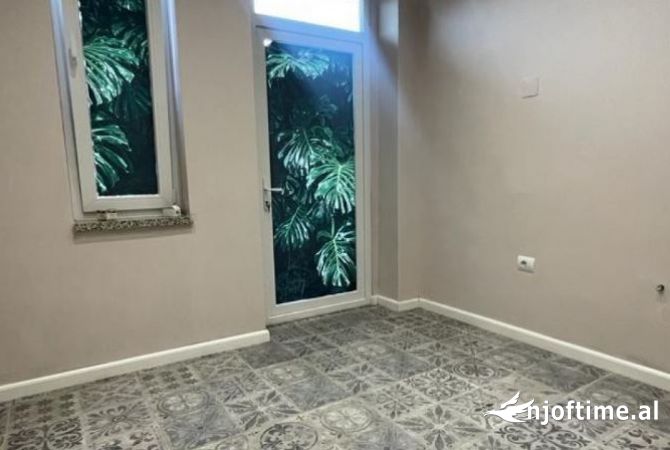 Jepet me Qira Ambient Biznesi tek Rruga e Kavajes | 133m2, 1200 Euro 