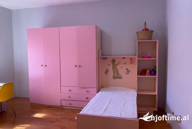 Shtepi me qera Shtepi Private ne Tirane, 3+1, Mobilimi E mobiluar, Pagesa 400  Euro.