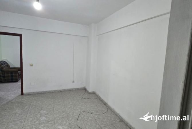 Shtepi ne shitje Apartament ne Tirane, 2+1, Mobilimi E mobiluar, Pagesa 135,000  Euro.
