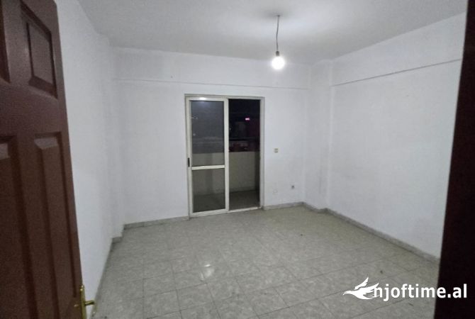 Shtepi ne shitje Apartament ne Tirane, 2+1, Mobilimi E mobiluar, Pagesa 135,000  Euro.