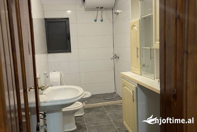 Shtepi ne shitje Apartament ne Tirane, 3+1, Mobilimi Bosh, pa mobiluar, Pagesa 148,000  Euro.