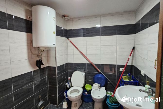 Shtepi ne shitje Apartament ne Tirane, 1+1, Mobilimi E mobiluar, Pagesa 93,000  Euro.